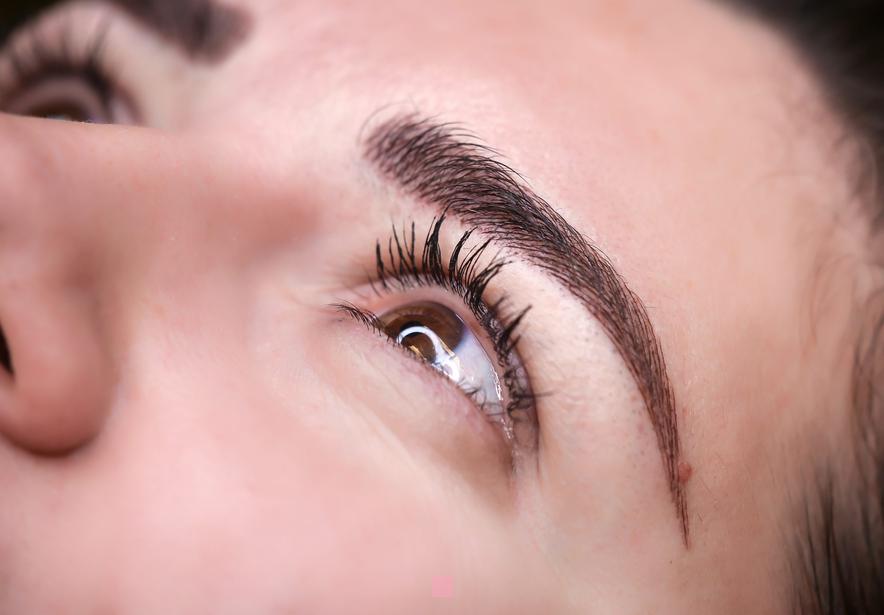 Sourcils effet poudré