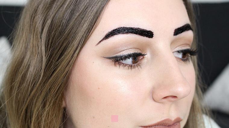 Tatouage des sourcils